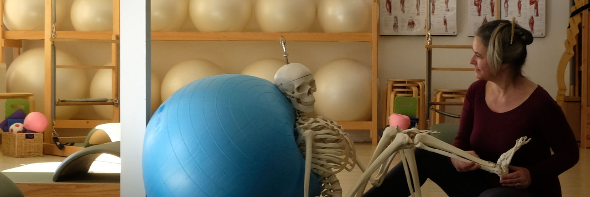 Aisha legt met een skelet uit hoe een been beweegt