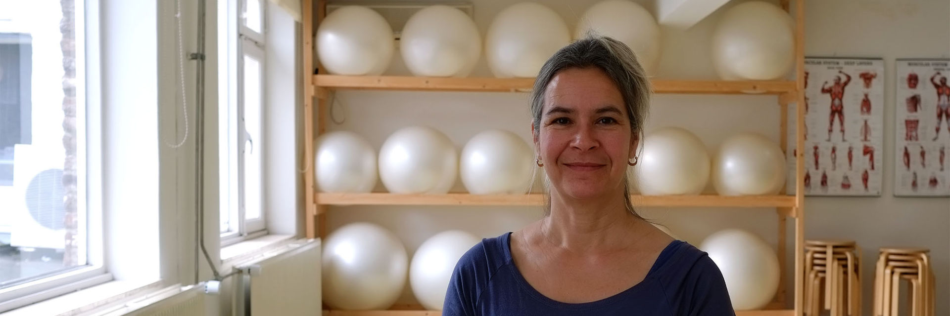 Aisha Trimbach in de studio, voor het rek met ballen