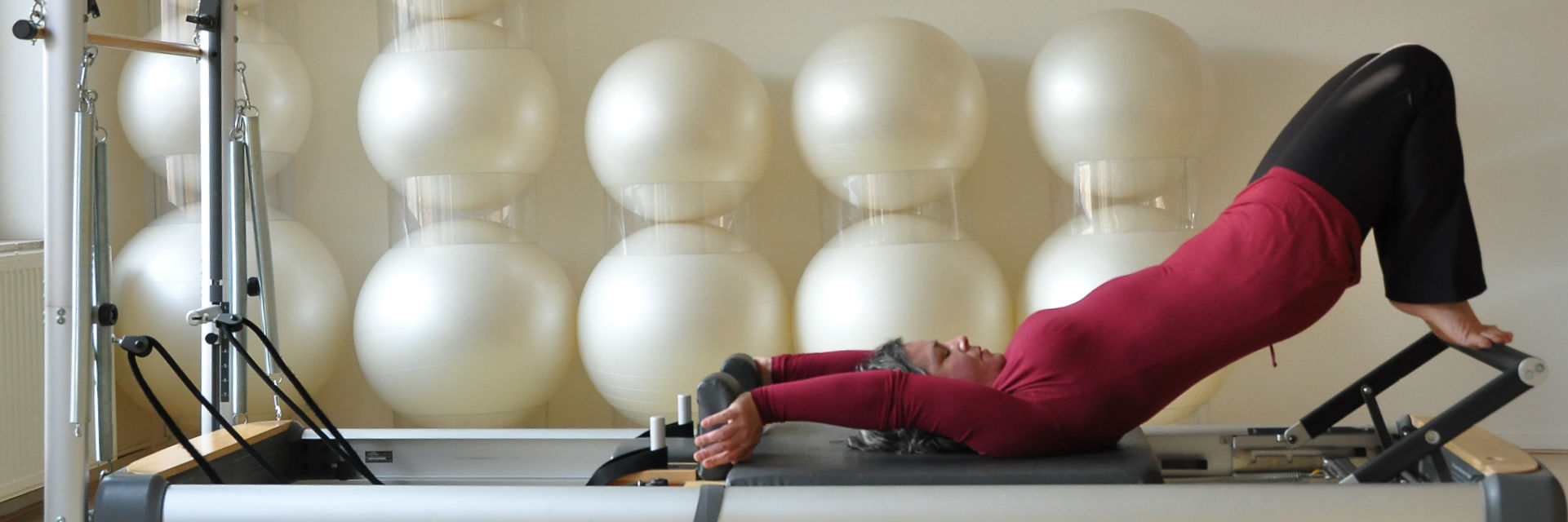 Een deelneemster traint zelfstandig op de reformer