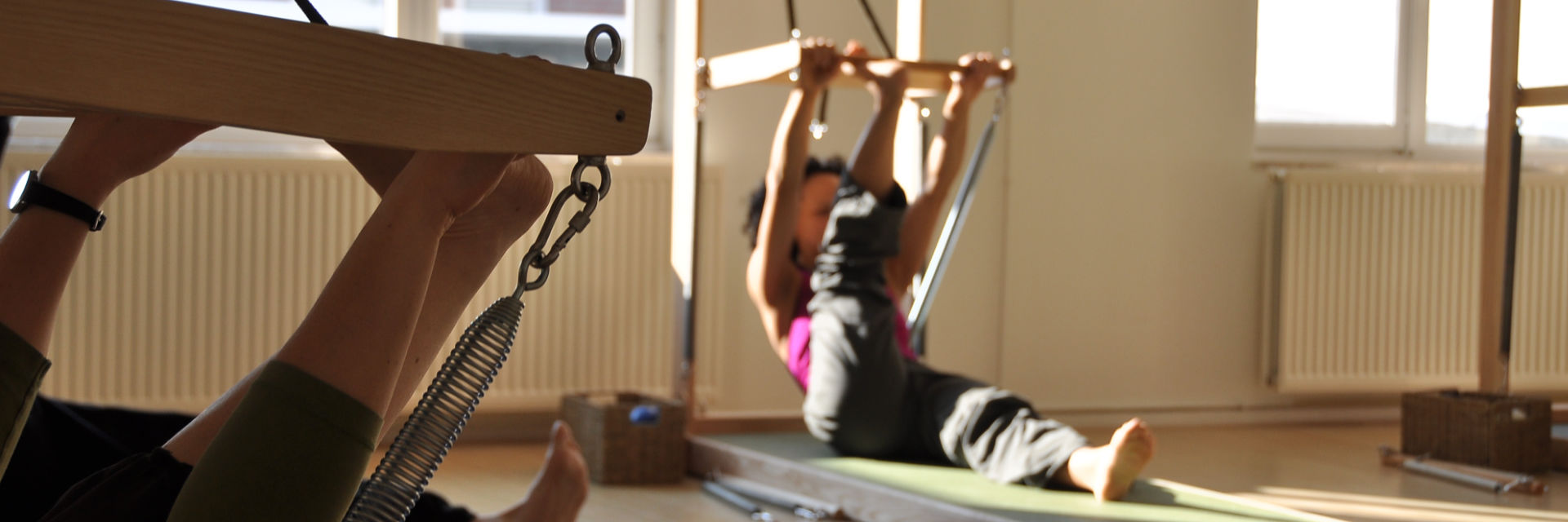 Deelnemers trainen met veren in de zonnige studio