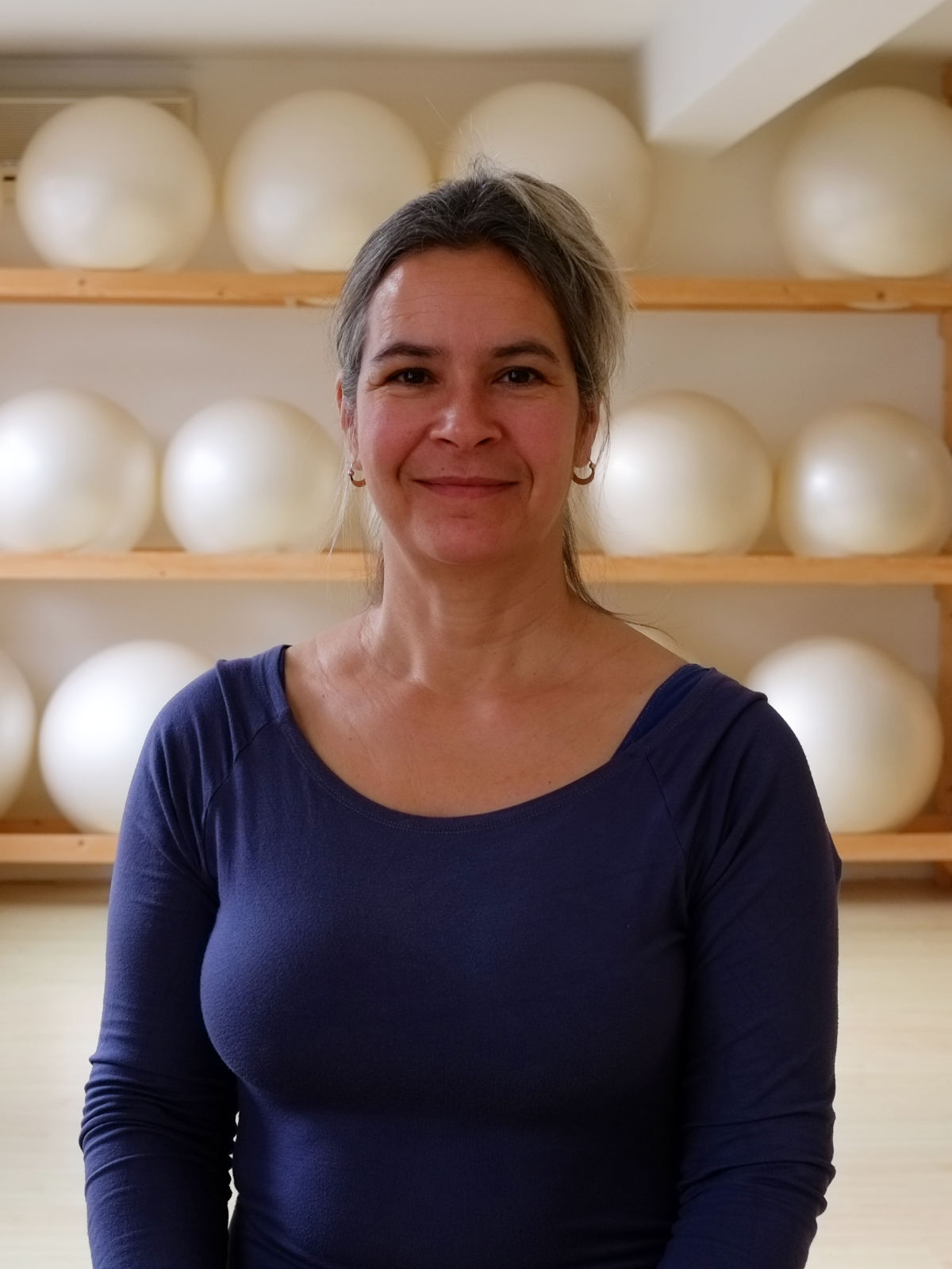 Aisha Trimbach in de studio, voor het rek met grote ballen